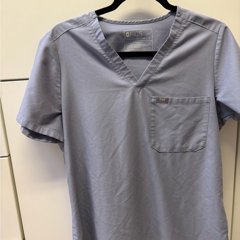 FIGS Men's Gray Scrub Top